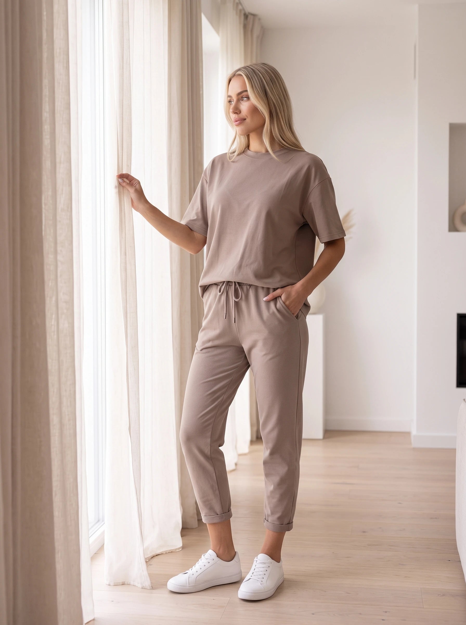 Damski komplet z oversizowym T-shirtem i joggerami – stylizacja