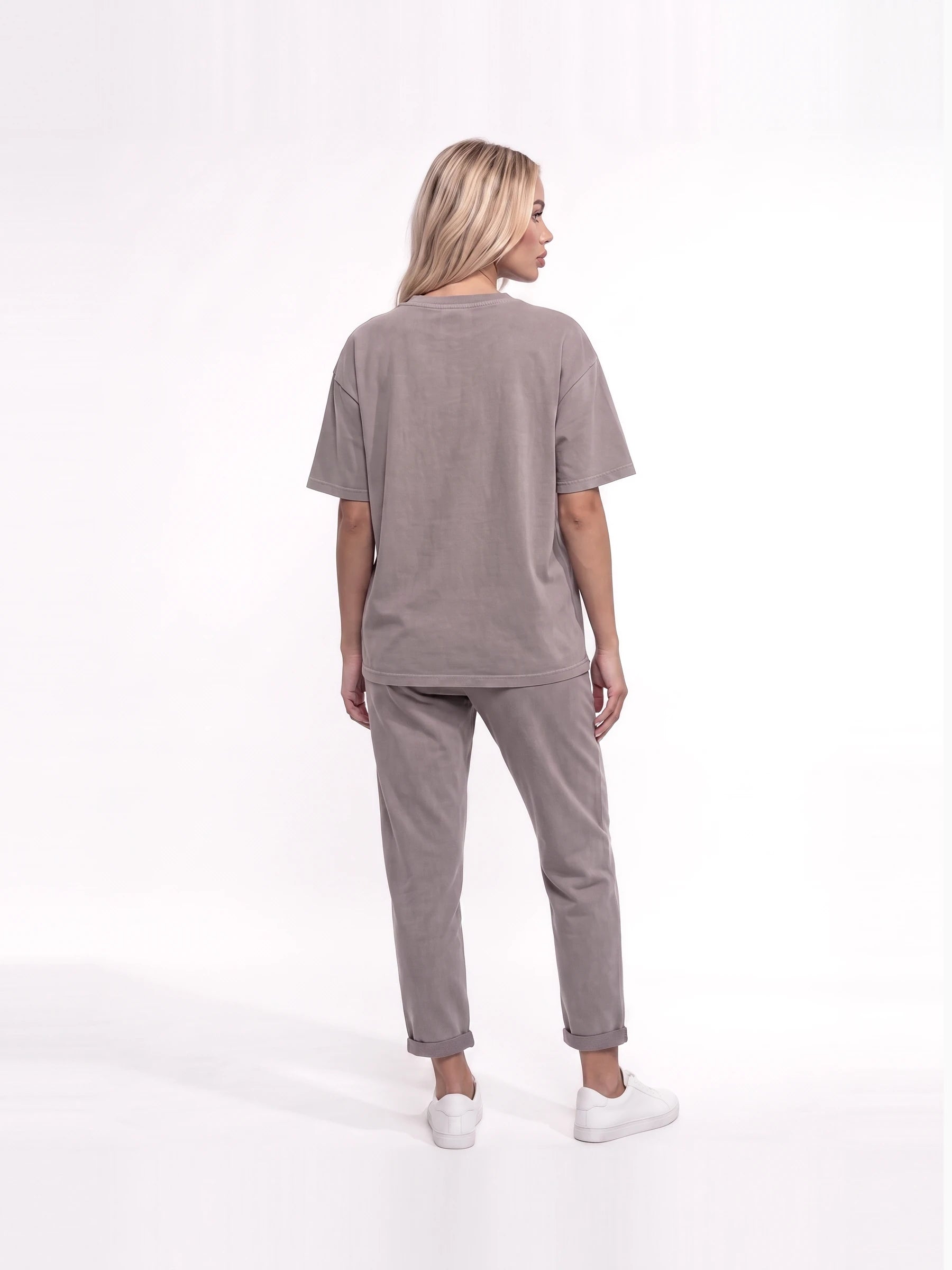 Damski komplet z oversizowym T-shirtem i joggerami – widok z tyłu