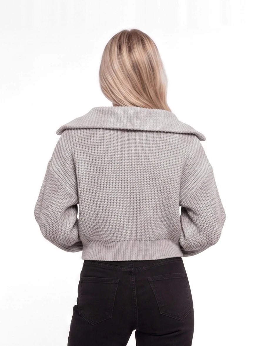 Damski krótki sweter w prążki z szerokim kołnierzem i zamkiem – szary, tył