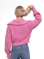 Damski krótki sweter w prążki z szerokim kołnierzem i zamkiem – różowy, tył