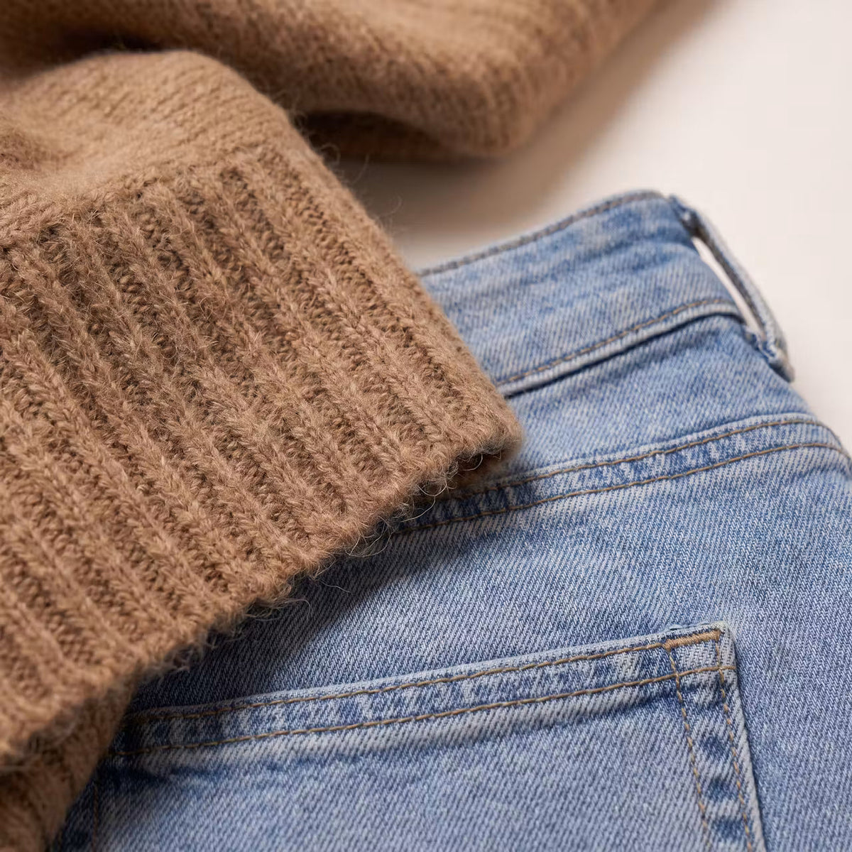 Damski Sweter z Odkrytymi Ramionami i Prążkowanymi Rękawami