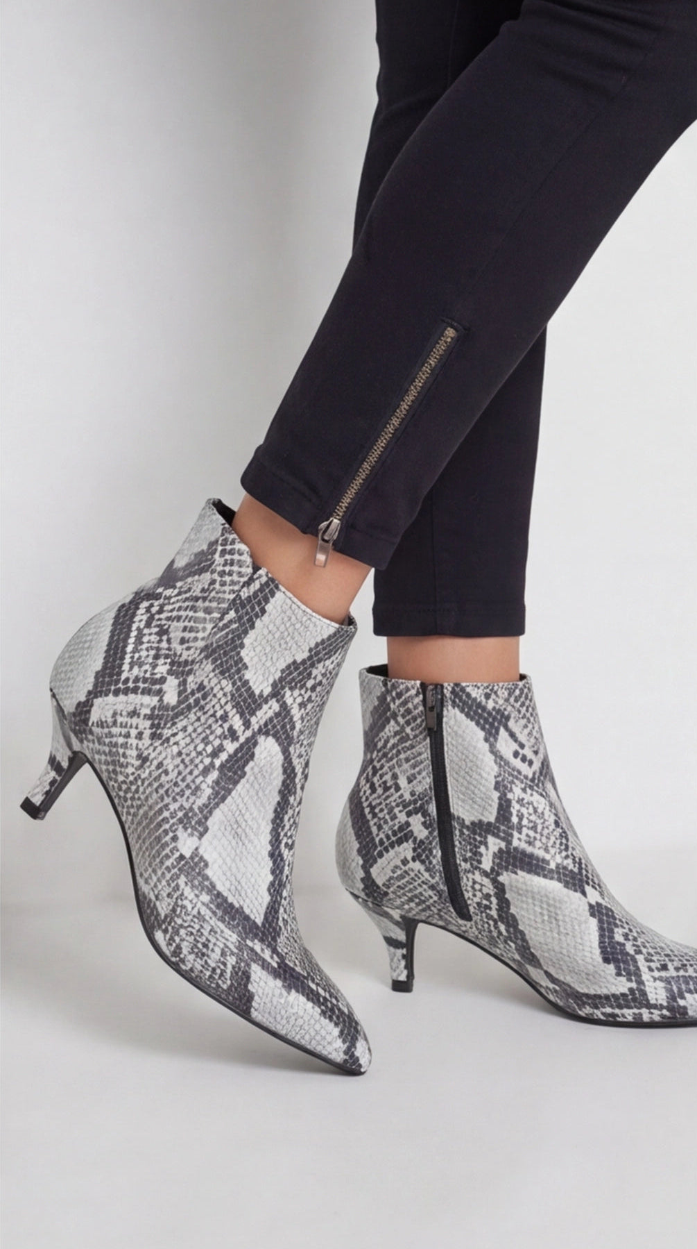 Women's Leopard Print Moccasins with Decorative Bow