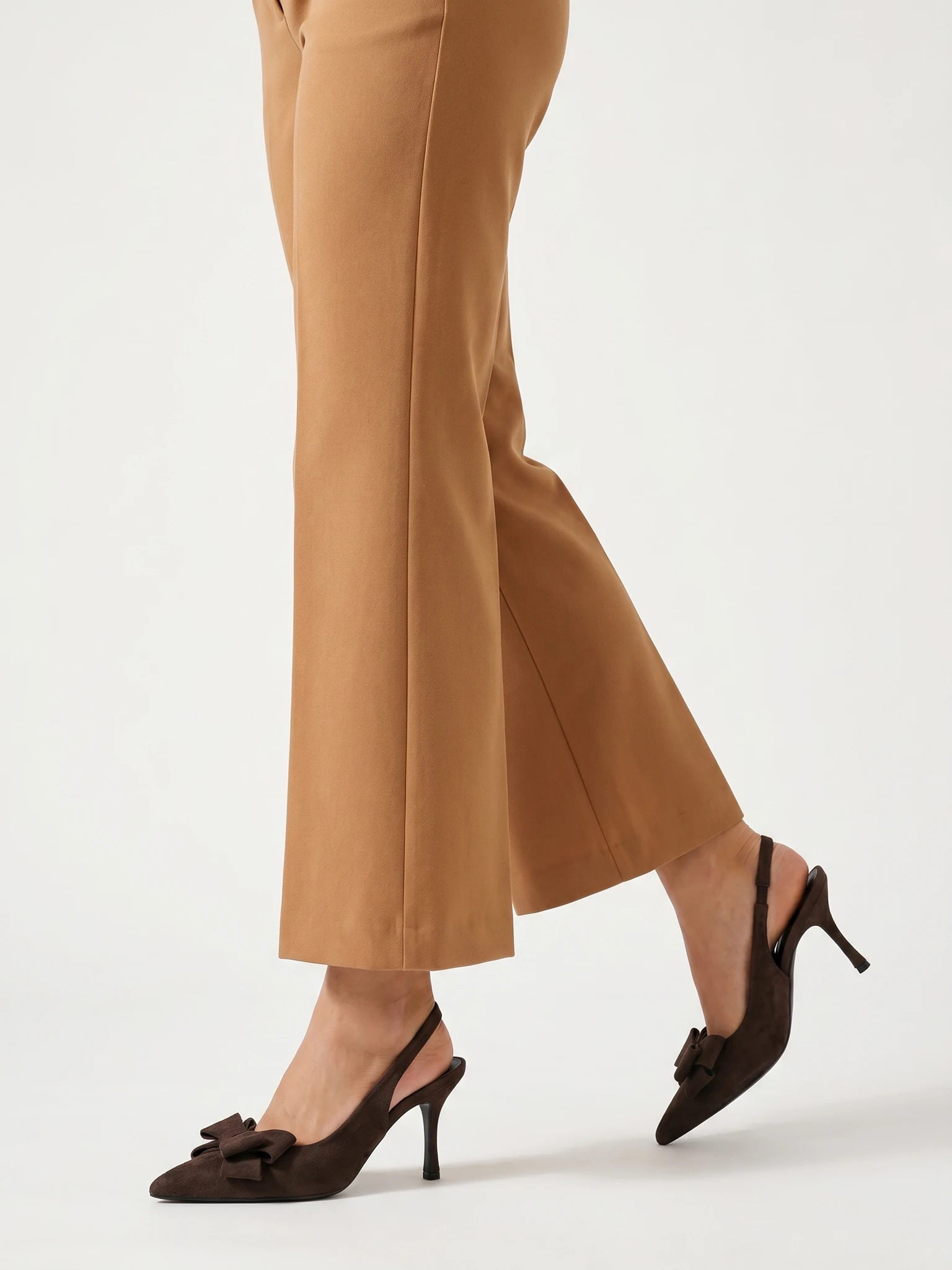 Brązowe damskie czółenka slingback z zamszu z kokardką noszone do spodni w kolorze camel
