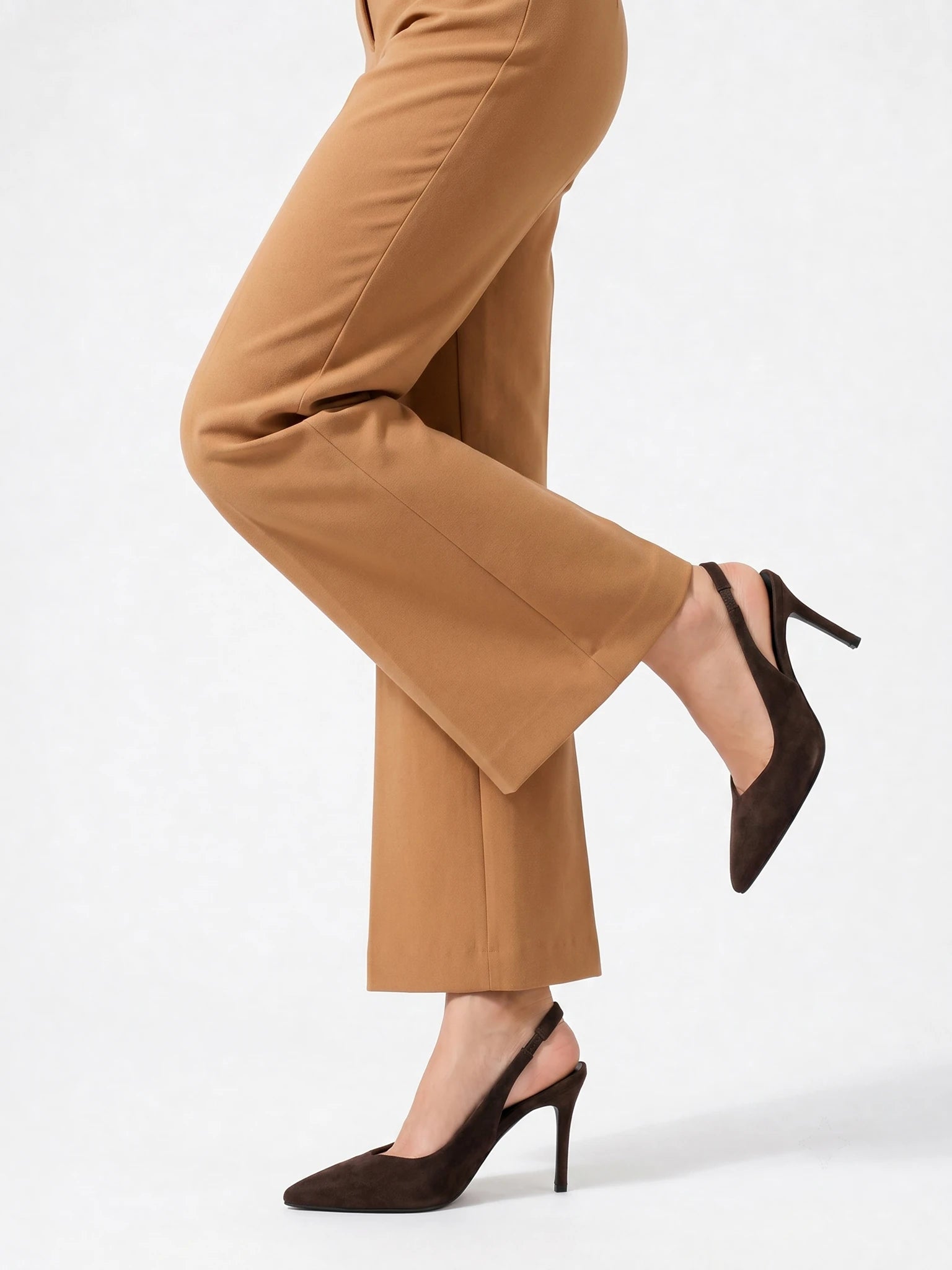Brązowe damskie czółenka slingback z zamszu noszone do spodni w kolorze camel