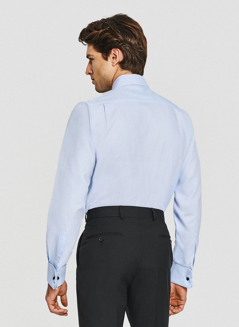 Men's shirt with a wing collar and buttoned cuff