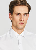 Men's shirt with a wing collar and buttoned cuff