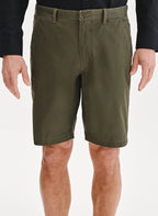 Men's shorts with an elastic waist and straight leg