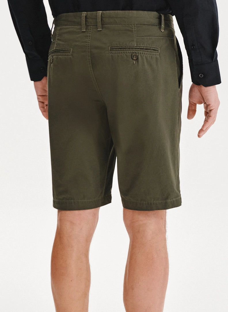 Men's shorts with an elastic waist and straight leg