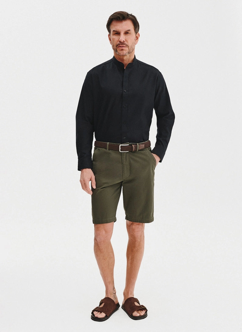 Men's shorts with an elastic waist and straight leg