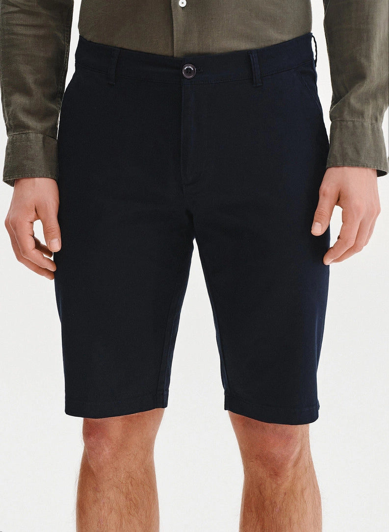 Men's shorts with a straight leg and welt pockets