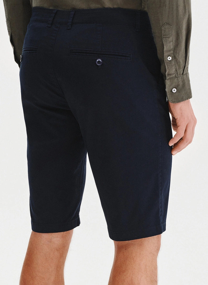 Men's shorts with a straight leg and welt pockets
