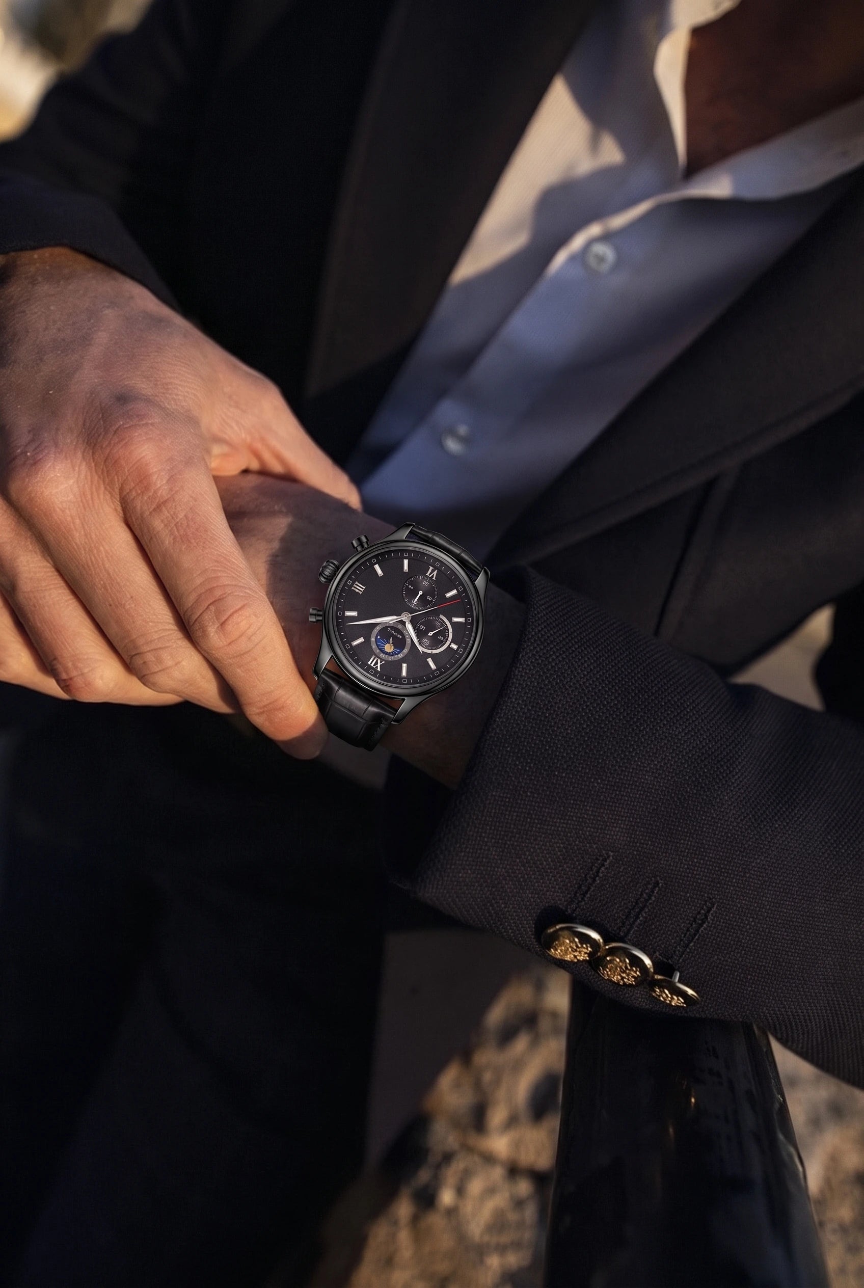 Męski zegarek – czarna koperta, czarna tarcza, na nadgarstku