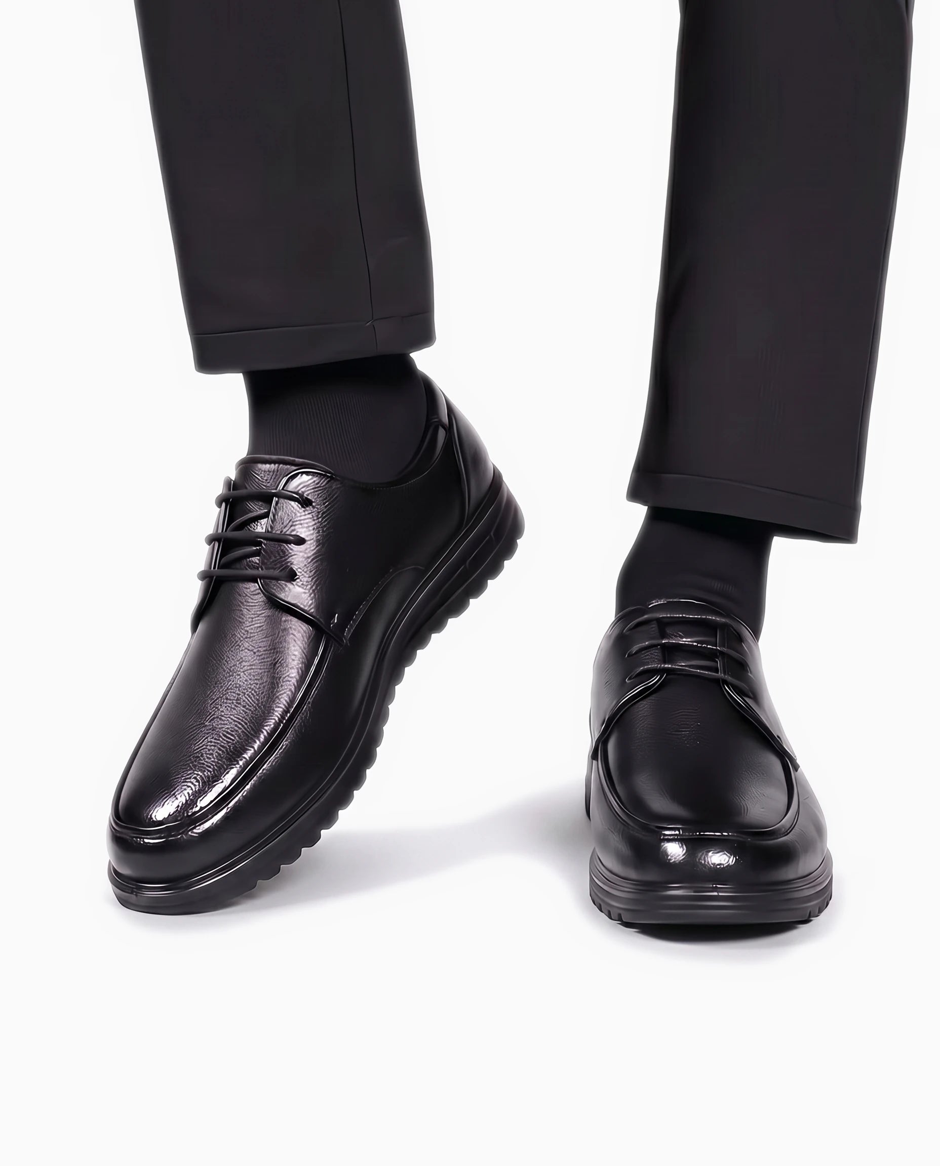 Męskie skórzane sneakersy czarne - na nodze