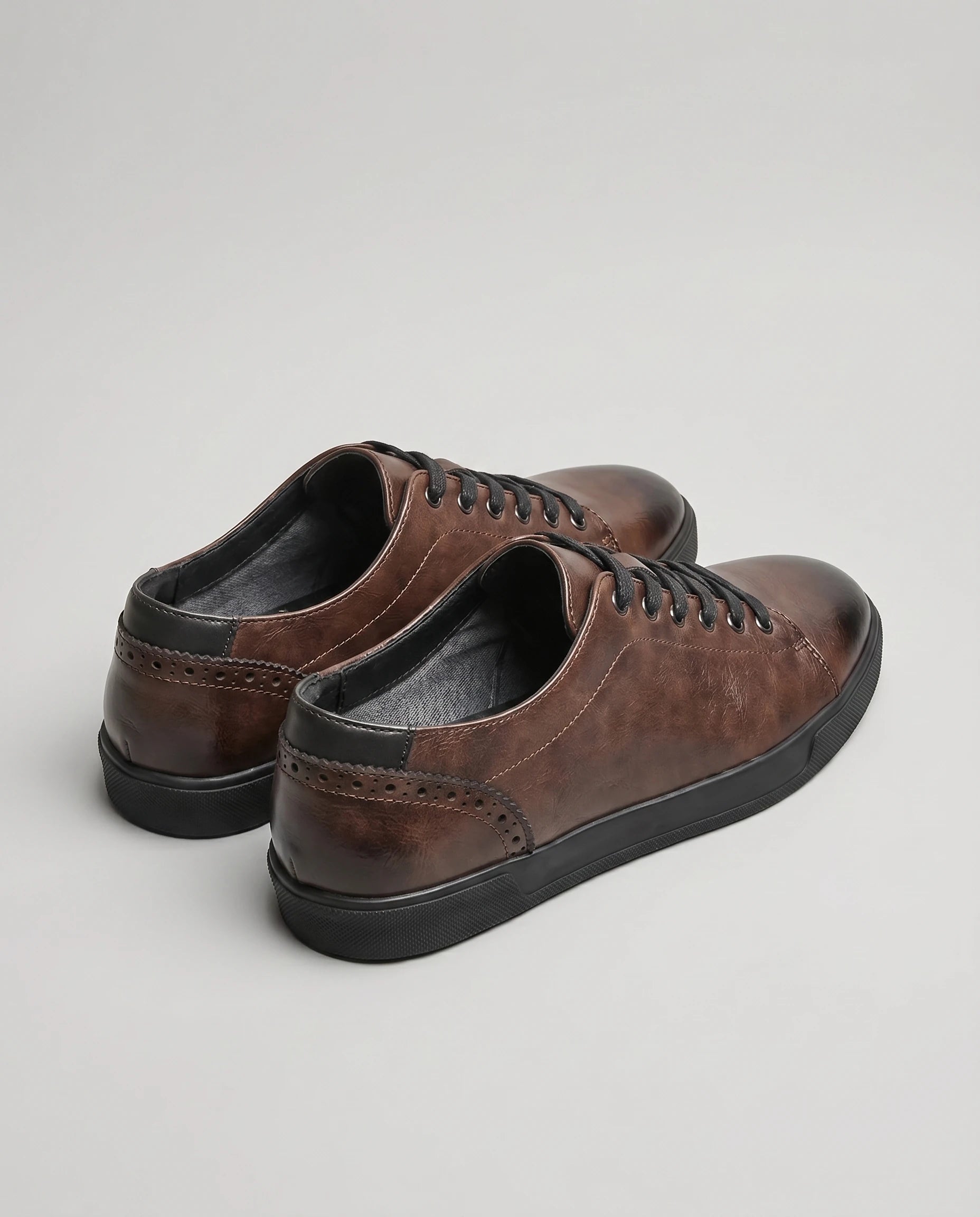 Męskie sneakersy sznurowane z zaokrąglonym noskiem – widok od tyłu