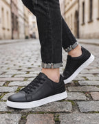 Męskie sneakersy sznurowane – ujęcie stylizowane