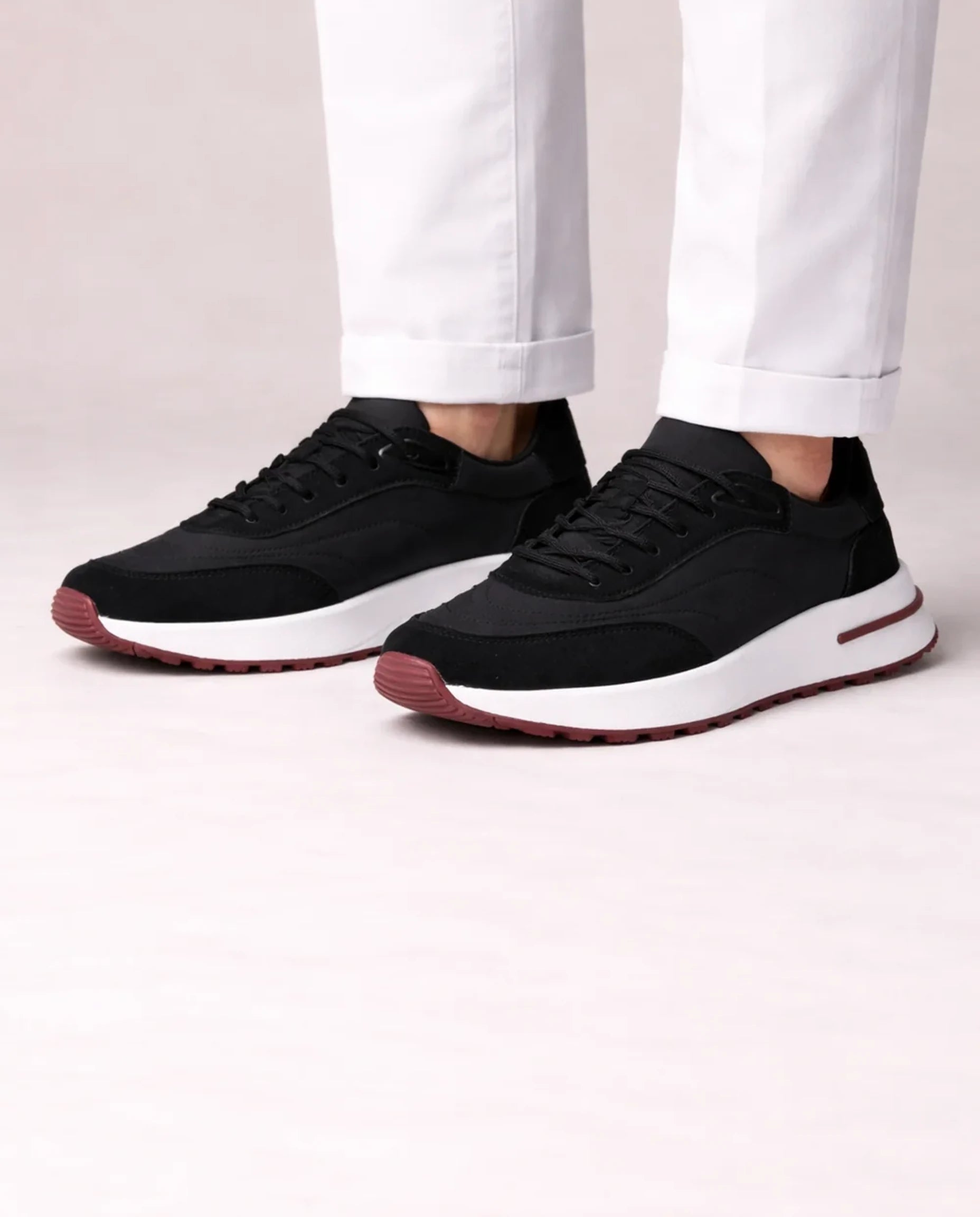 Męskie sneakersy sznurowane – ujęcie stylizowane