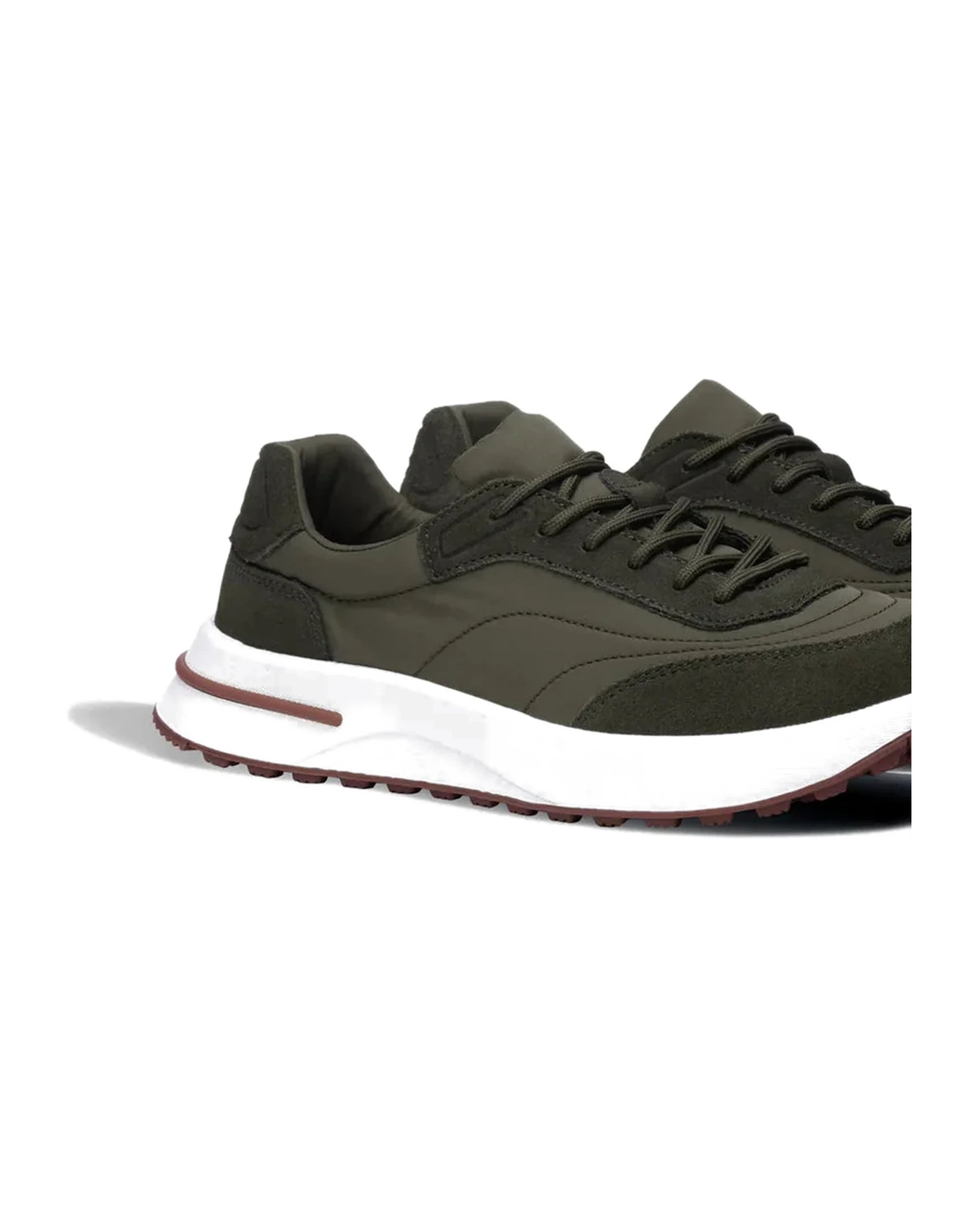 Męskie sneakersy sznurowane – detal