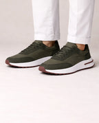 Męskie sneakersy sznurowane – ujęcie stylizowane