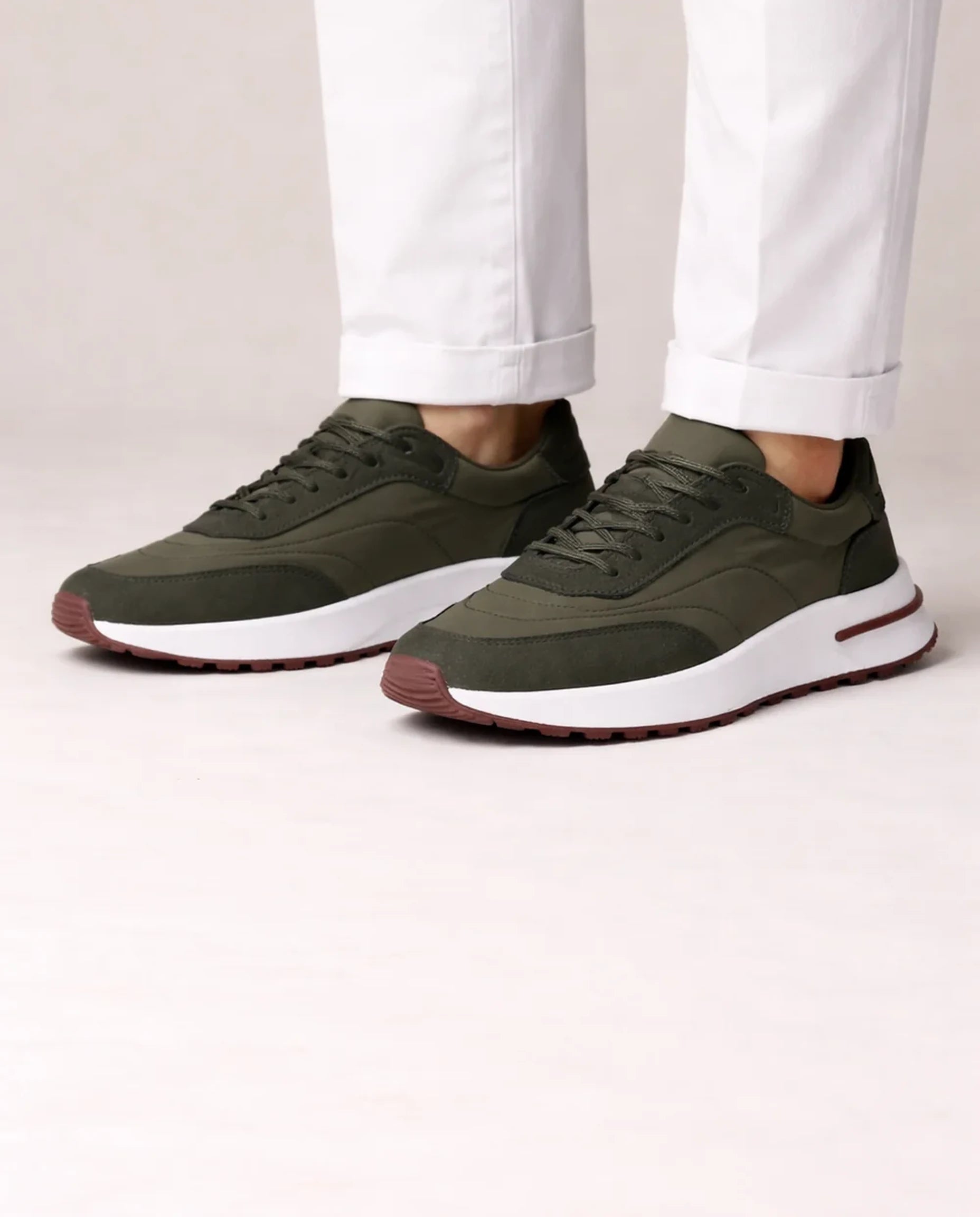Męskie sneakersy sznurowane – ujęcie stylizowane