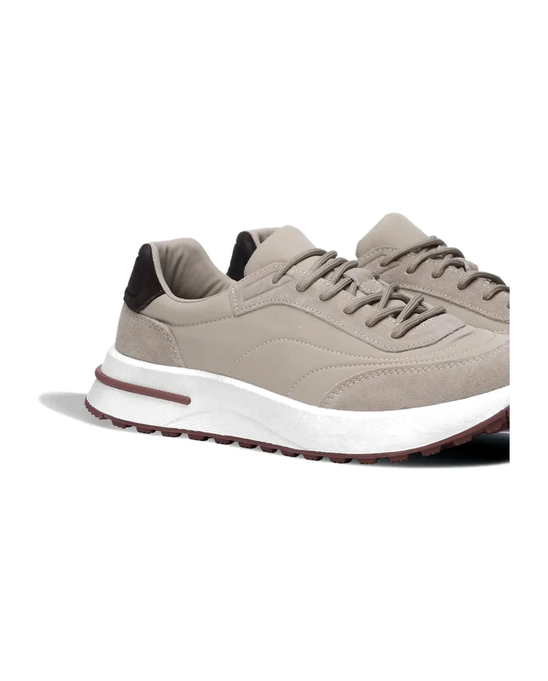 Męskie sneakersy sznurowane – detal