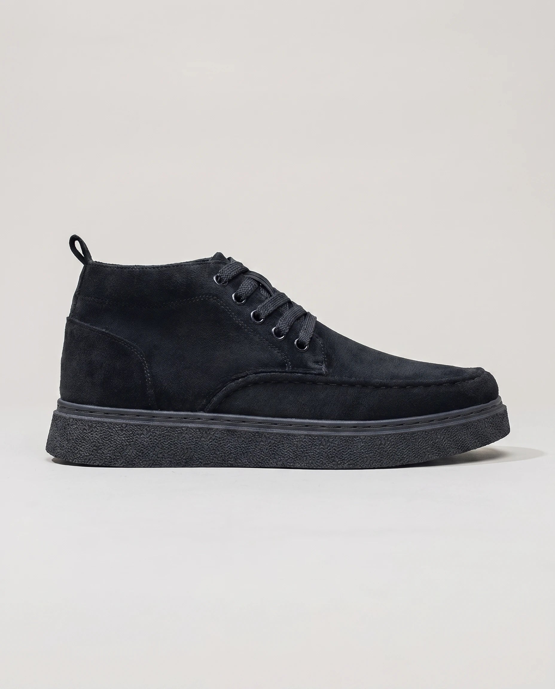 Męskie sneakersy za kostkę z zamszu, czarne – widok z boku