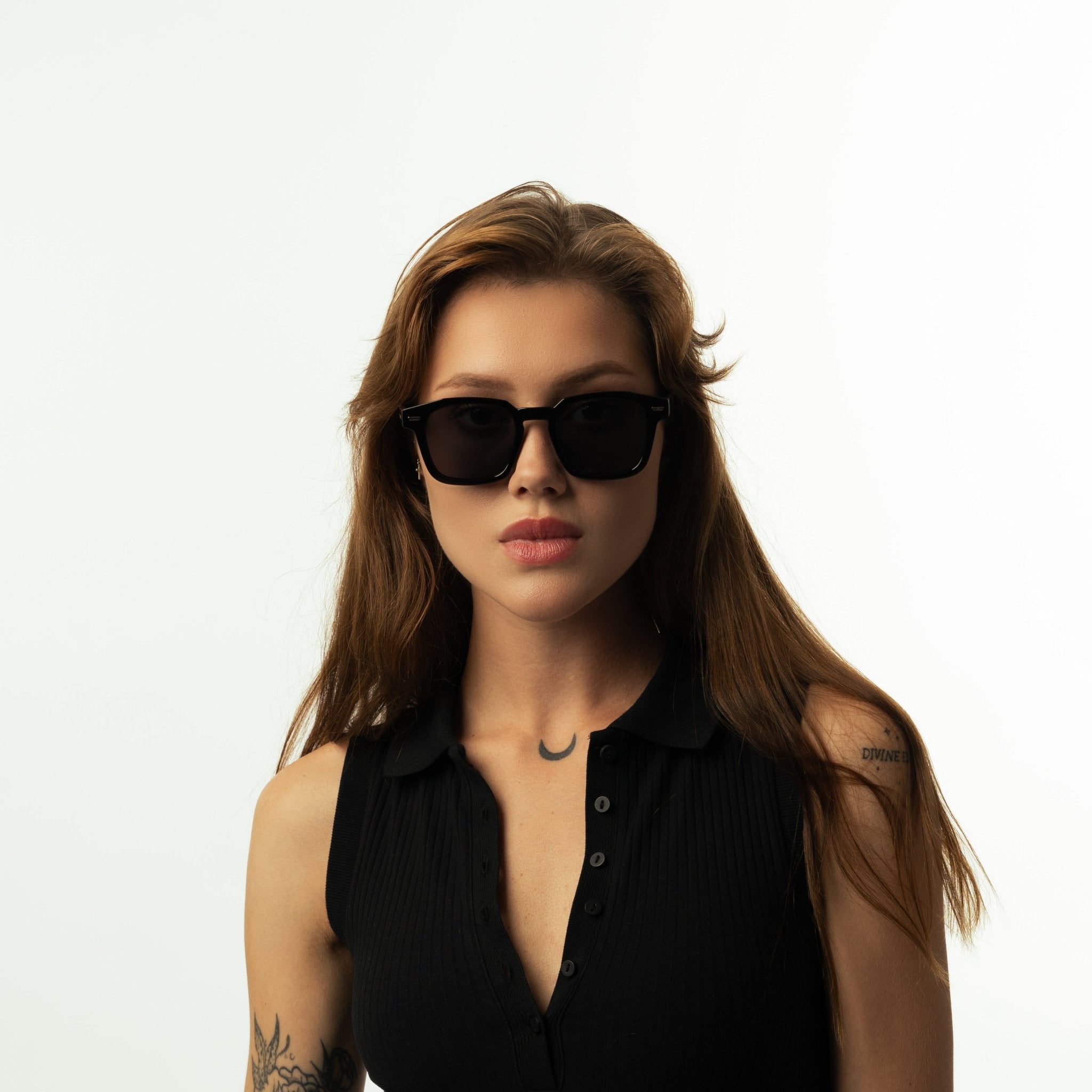 Unisex wayfarer sunglasses with wide black lenses