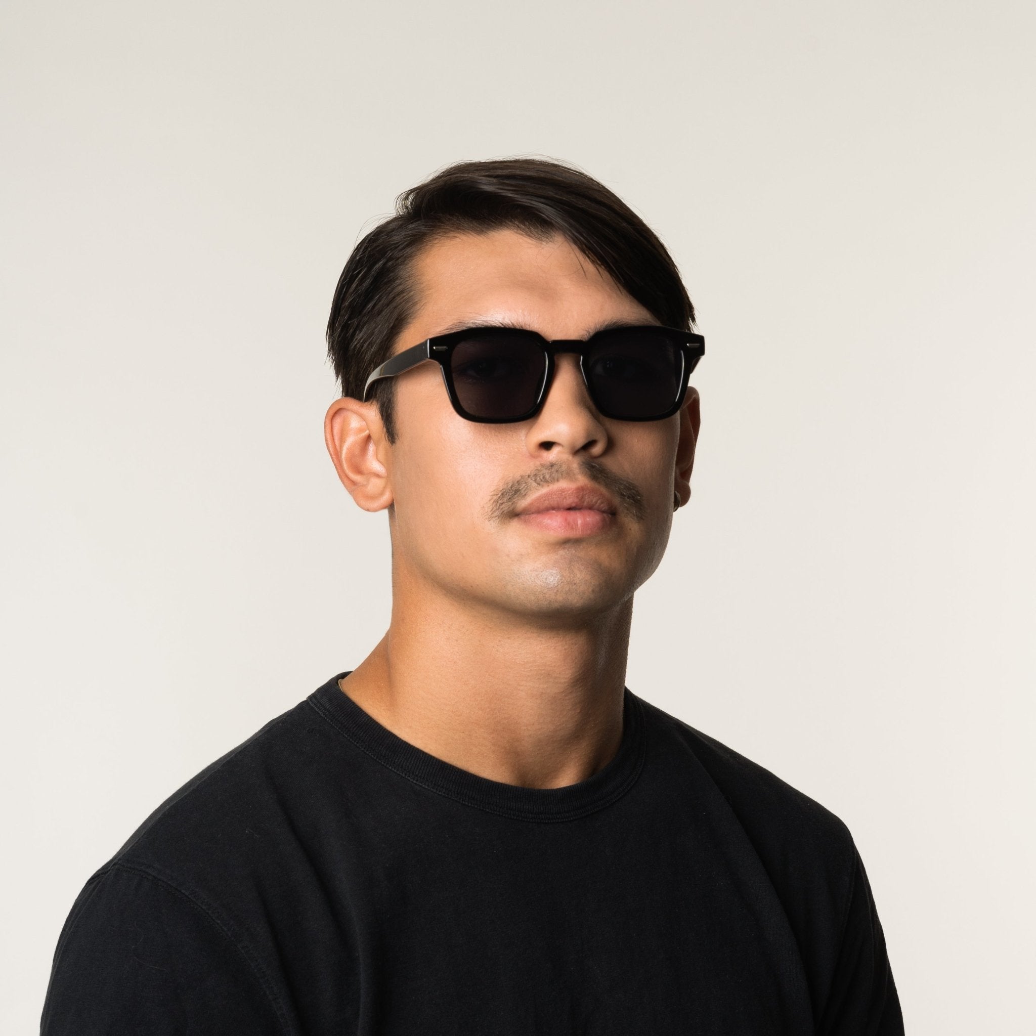 Unisex wayfarer sunglasses with wide black lenses