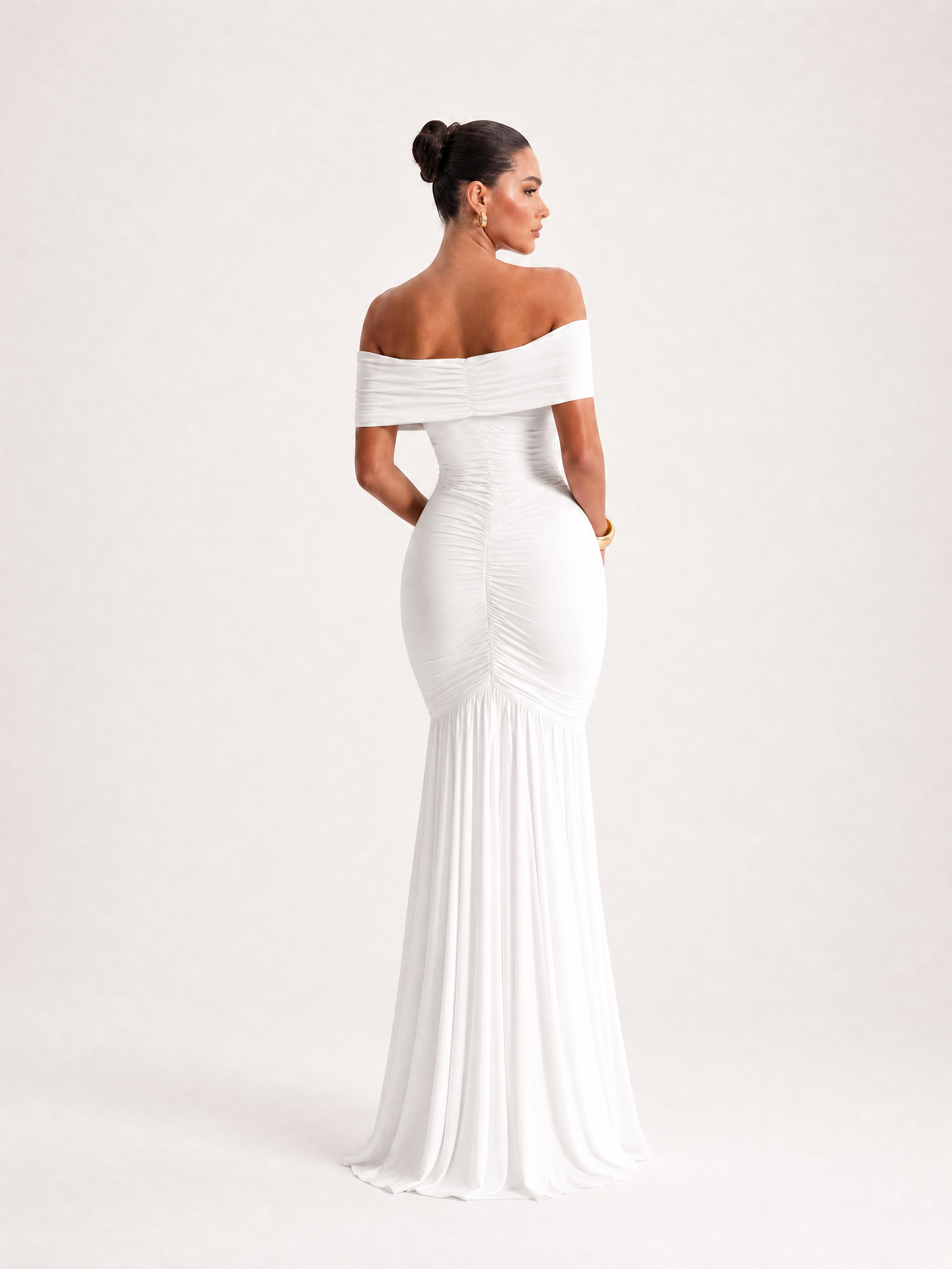 damska-sukienka-maxi-off-shoulder-z-marszczeniem-10