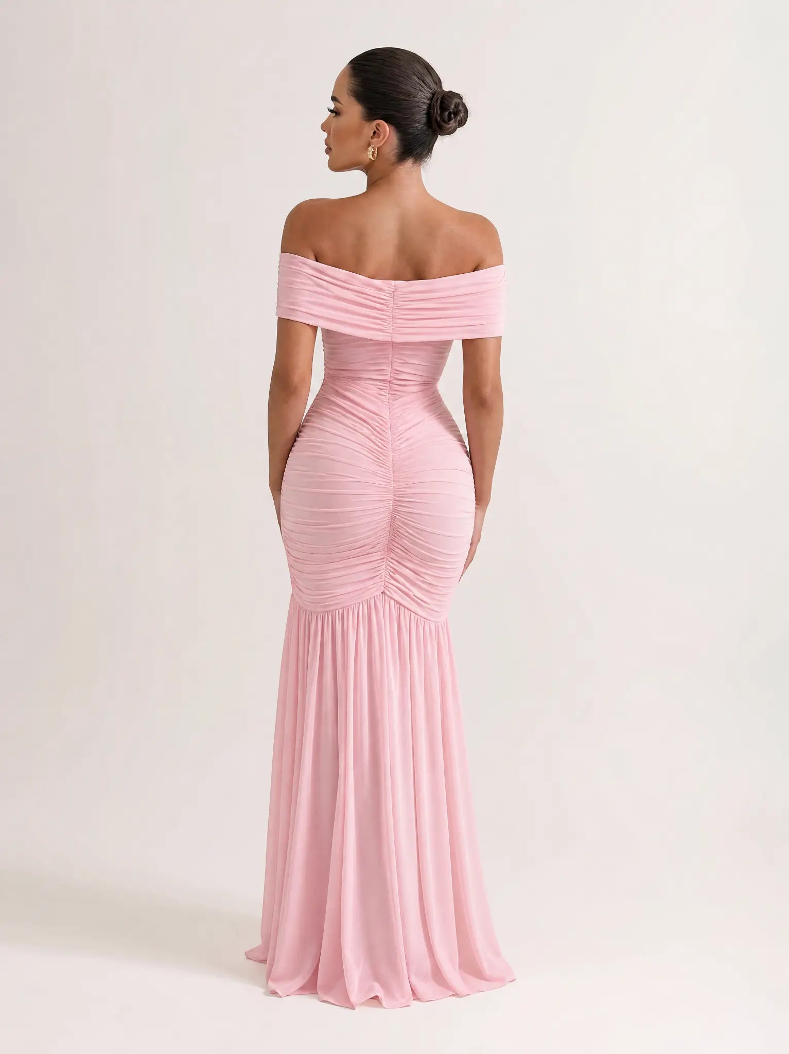 damska-sukienka-maxi-off-shoulder-z-marszczeniem-4