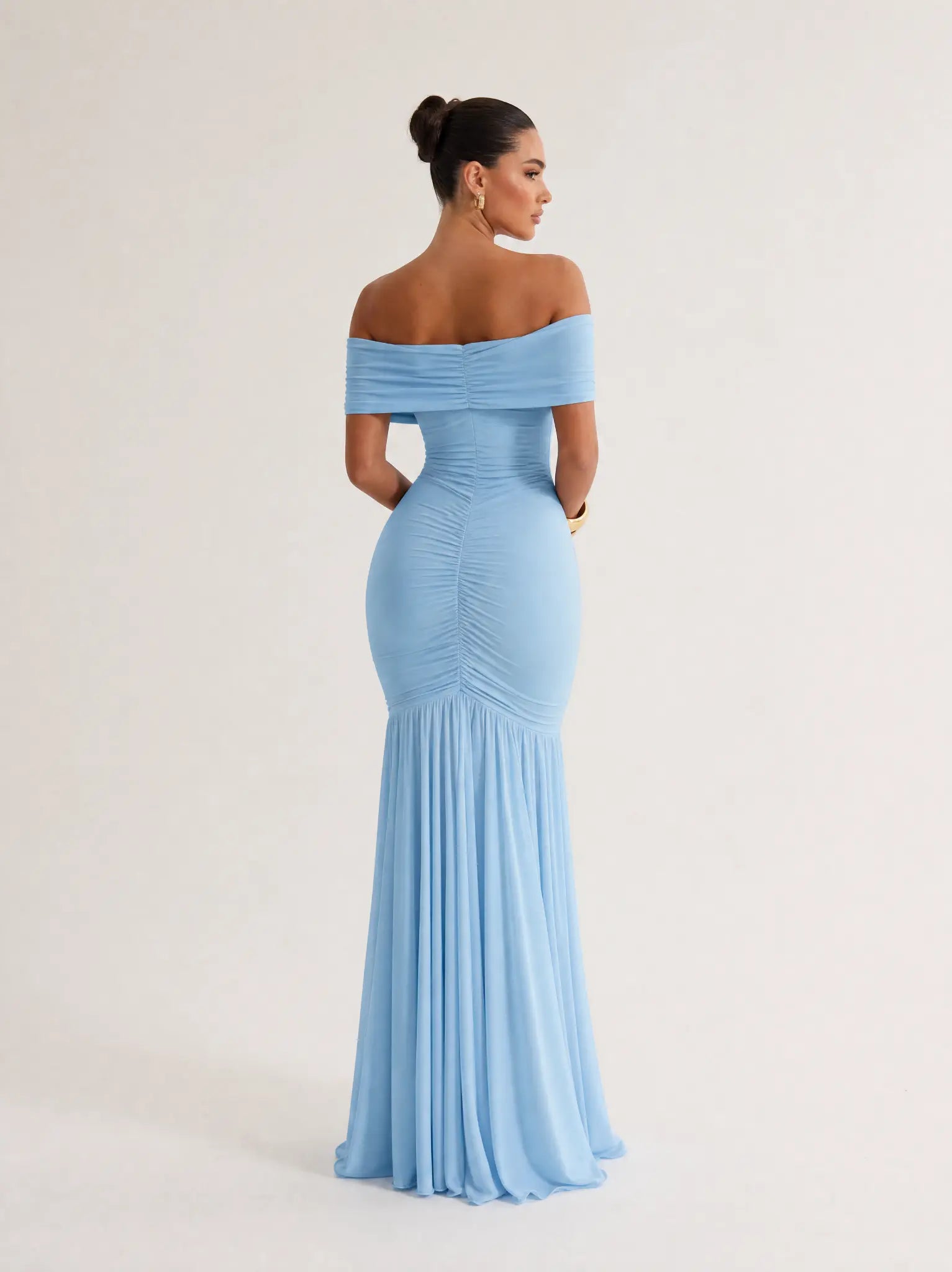 damska-sukienka-maxi-off-shoulder-z-marszczeniem-8